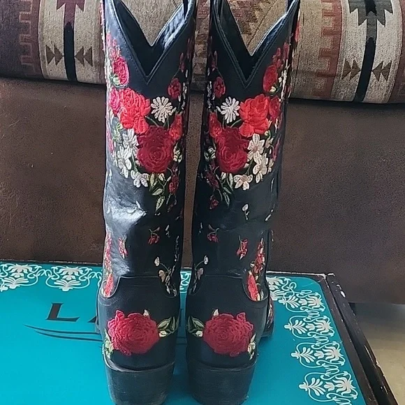 Lane !!Gorgeous!! Red Rose Western Boots, Size 9B